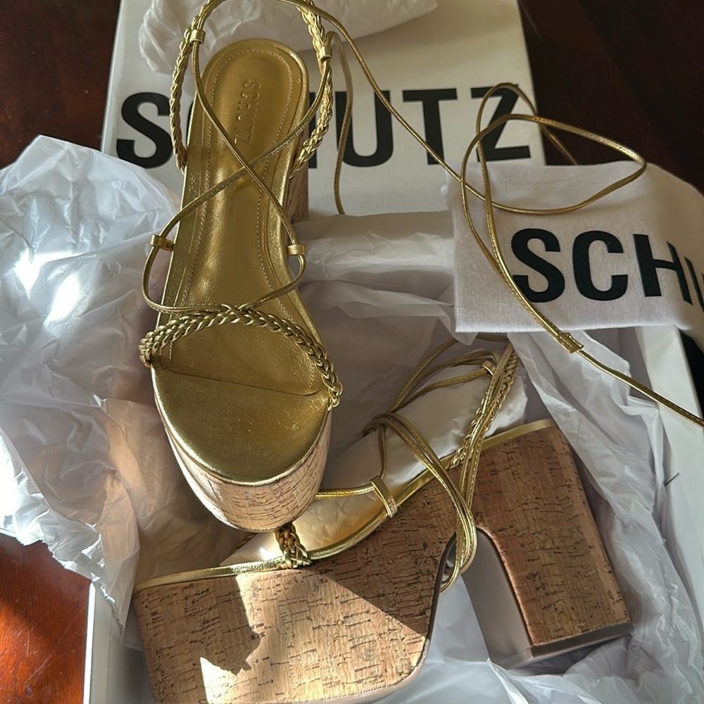 💛Schutz gold metallic lace up cork sandals. The maxima cutout metalic
